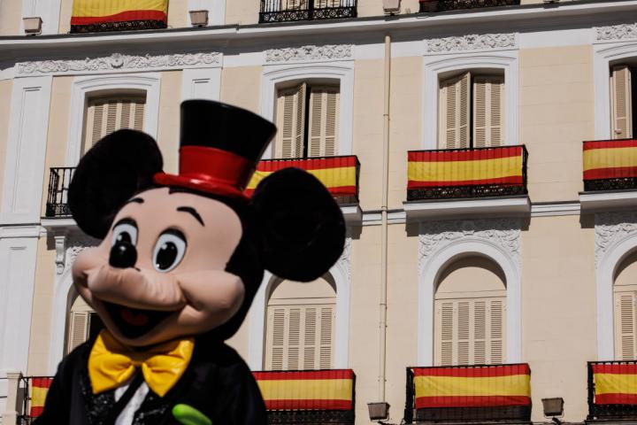 Banderas de España colgadas en los balcones de la Puerta del Sol de Madrid.