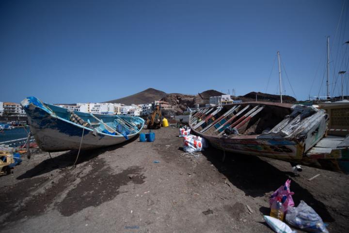 Dos cayucos en la localidad canaria de La Restinga.
