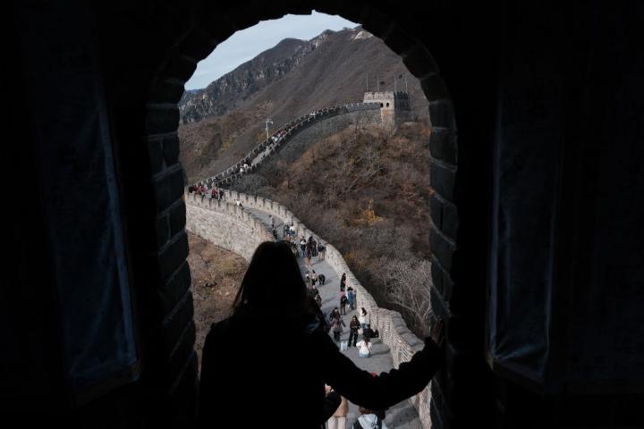 Imagen de archivo de turistas en la Gran Muralla de China.