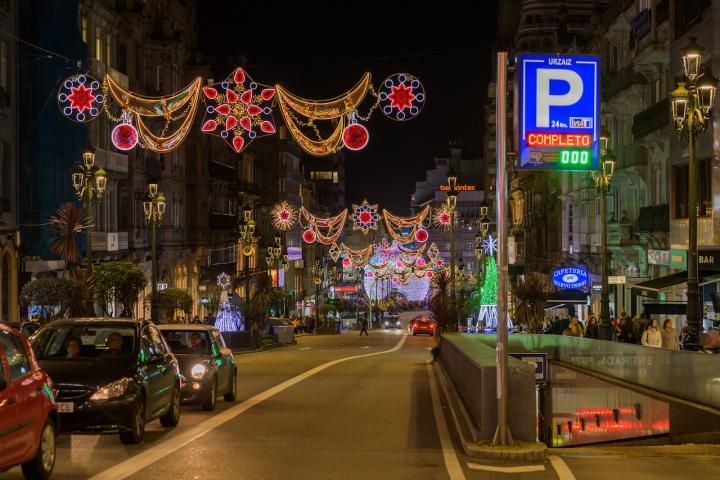 La calle Urzáiz de Vigo, decorada con el alumbrado navideño.