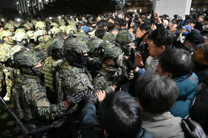 Militares y manifestantes, enfrentados frente a la Asamblea Nacional de Corea del Sur
