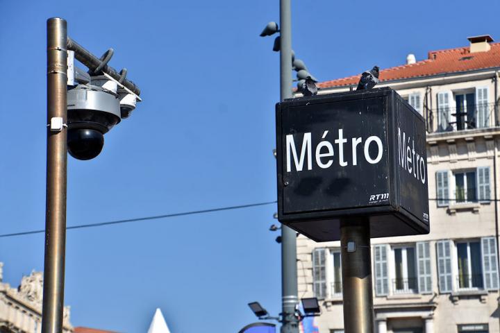 Cámaras de videovigilancia en los accesos al metro de Marsella