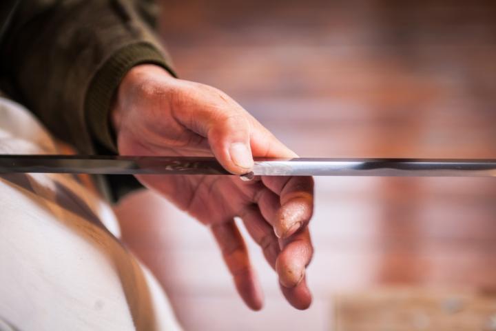 Foto de archivo de una persona con una espada.