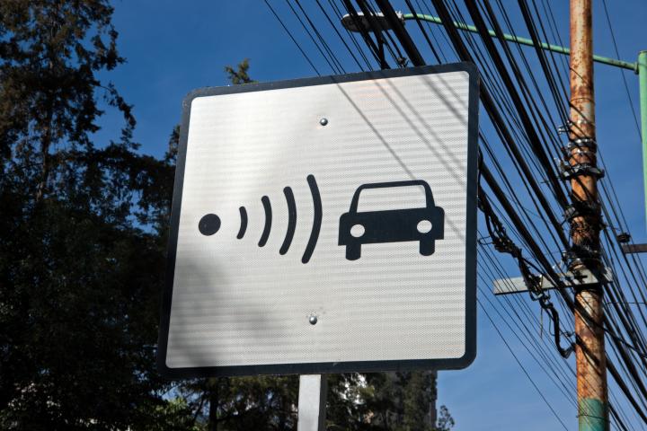 Imagen de archivo de un letrero de advertencia de un radar de control de velocidad.