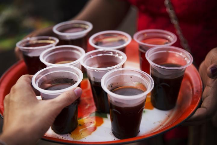 Imagen de archivo de una bandeja con bebidas.