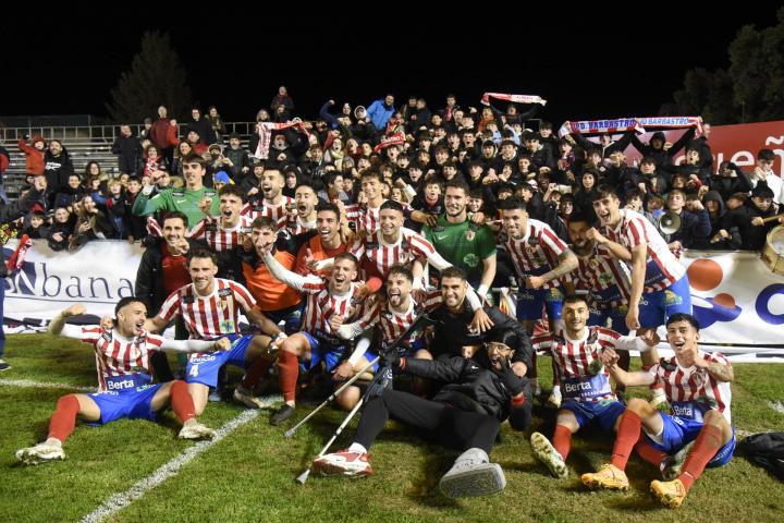 Los jugadores de la UD Barbastro celebran su victoria en Copa del Rey ante el Espanyol.