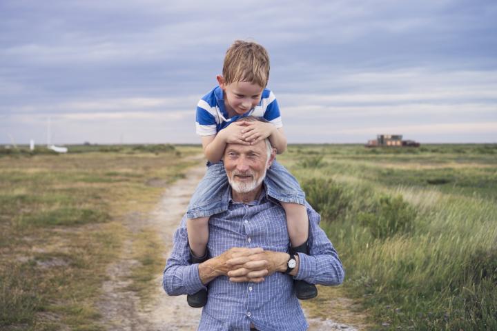 Una abuelo con su nieto.