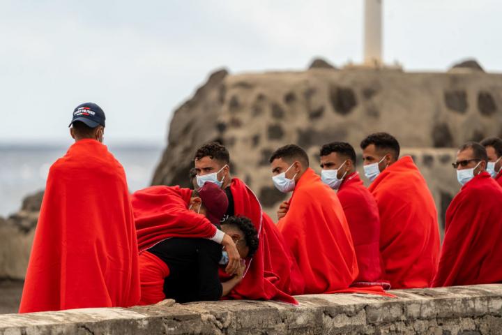 Un grupo de migrantes rescatados en el Atlántico esperan atención médica en Lanzarote.