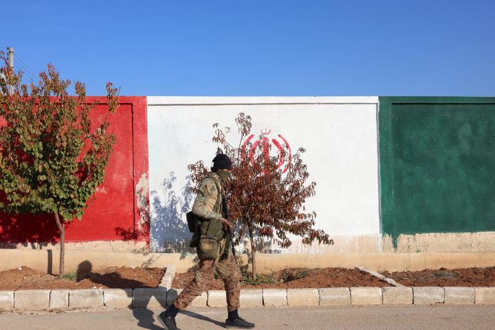 Imagen de un rebelde sirio caminando en la recién tomada Khan Sheikhoun.