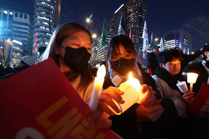 Protestas con velas en Seúl contra el presidente de Corea del Sur, Yoon Suk Yeol.