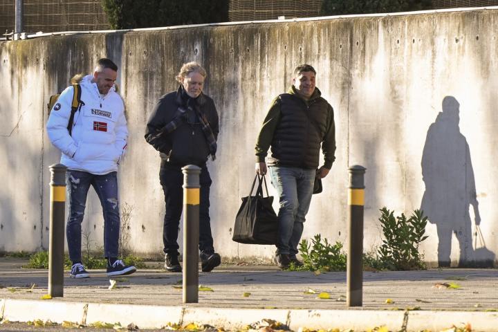 SAN FERNANDO DE HENARES (MADRID), 04/12/2024.- El histórico narcotraficante gallego José Ramón Prado Bugallo (c), conocido como Sito Miñanco, llega a la Audiencia Nacional donde continúa el juicio contra él y contra Gonzalo Boye (no aparece), abogado del expresidente catalán Carles Puigdemont, por presunto blanqueo de capitales en la 'Operación Mito'", este miércoles, en la localidad madrileña de San Fernando de Henares.
