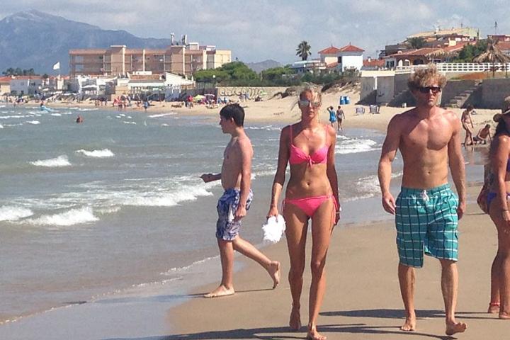 Turistas se dan un baño en una playa de Alicante, en una imagen de archivo
