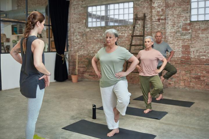 Varias personas haciendo ejercicio.