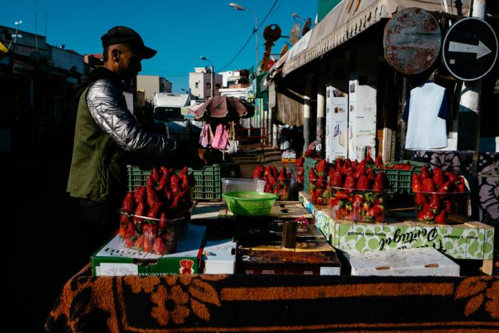 Un tendero comercia con fruta en mitad de la calle en un mercado de Marruecos