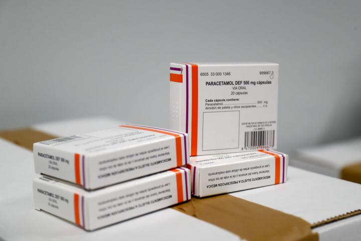 Varias cajas de Paracetamol en un almacen