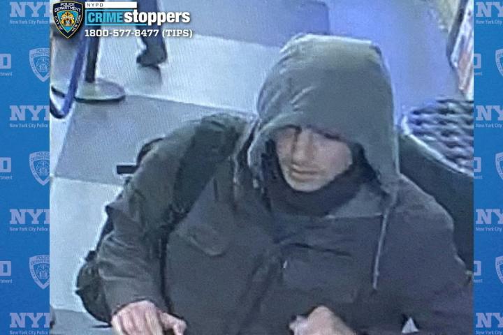 Foto difundida por la New York City Police Department (NYPD) del sospechoso del crimen del director ejecutivo (CEO) de la aseguradora privada United Healthcare en Mahattan, Nueva York (EEUU).