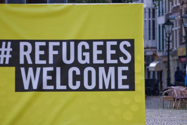 Imagen de archivo de un cartel que reza: 'Refugiados, bienvenidos', frente a La Haya, en una campaña de Amnistía Internacional para concienciar sobre la concesión de asilo y los procedimientos pendientes.