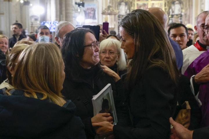 La reina Letizia consuela a familiares en el funeral por las víctimas de la DANA en Valencia.