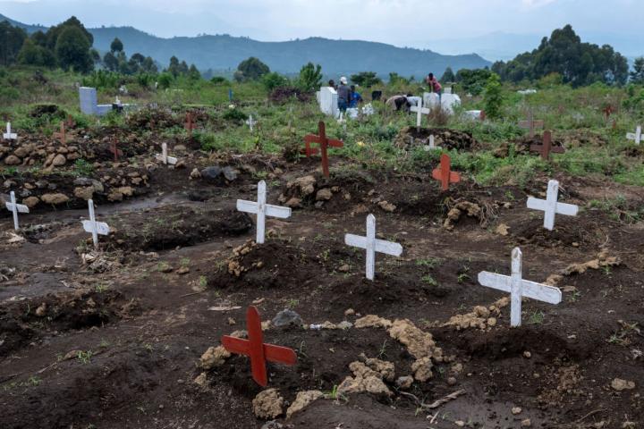 Tumbas en el campamento de desplazados de Kanyaruchinya, a las afueras de Goma.