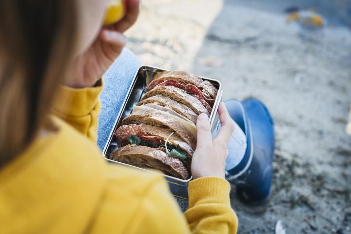 Una niña con un almuerzo.