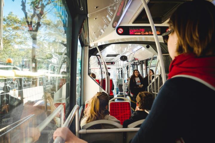 Viajeros de pie en un autobús urbano de Barcelona