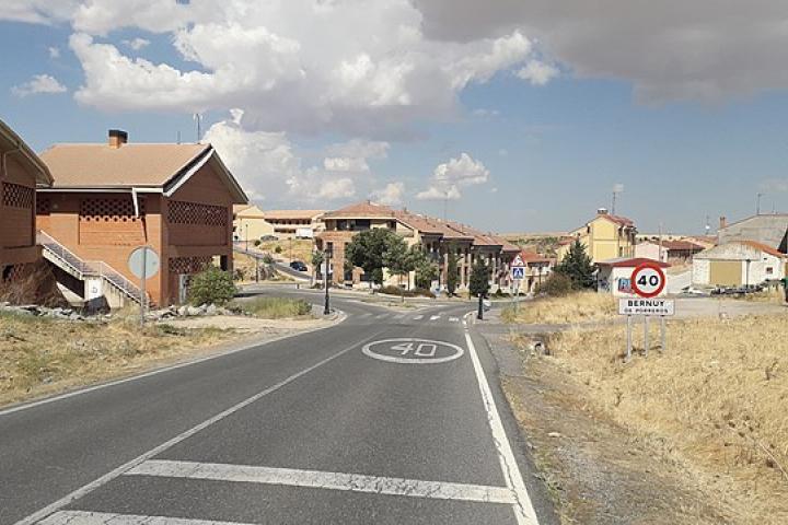 Entrada de la localidad segoviana de Bernuy de Porreros