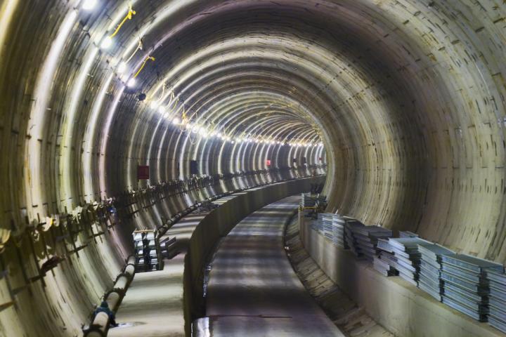 Interior de uno de los pasillos paralelos del Eurotúnel.