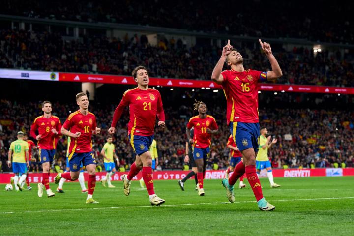Rodri celebra un gol de España en el Santiago Bernabéu