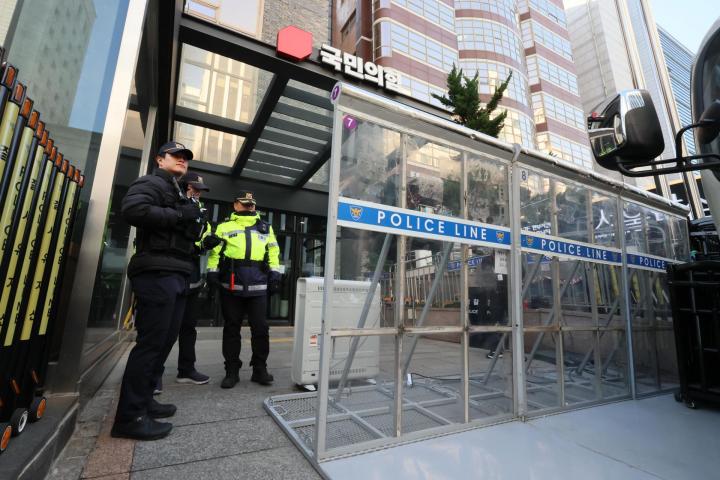 Una barricada protege la sede del gobernante Partido del Poder Popular en Seúl