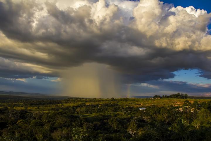 Una nube descarga agua en Brasil.