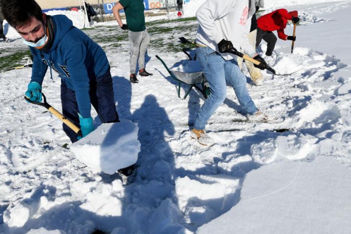 Varios vecinos retiran nieve en pleno temporal de Filomena, en una imagen de archivo