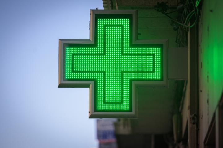 Cruz verde de una farmacia en España.