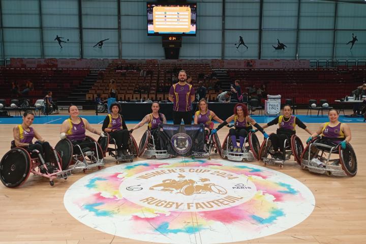 Las ocho jugadoras y el entrenador de 'Las Felinas', en una foto de familia en París