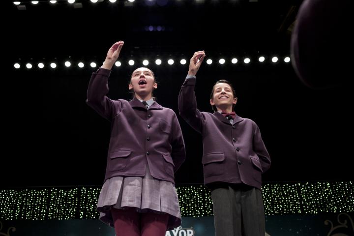 Niños de San Ildefonso cantando uno de los premios de la Lotería de Navidad, en una imagen de archivo.