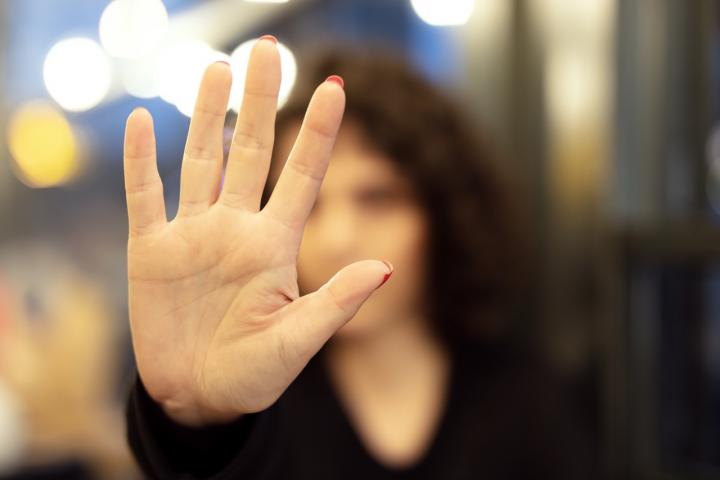 Una mujer levanta su mano contra la violencia machista.