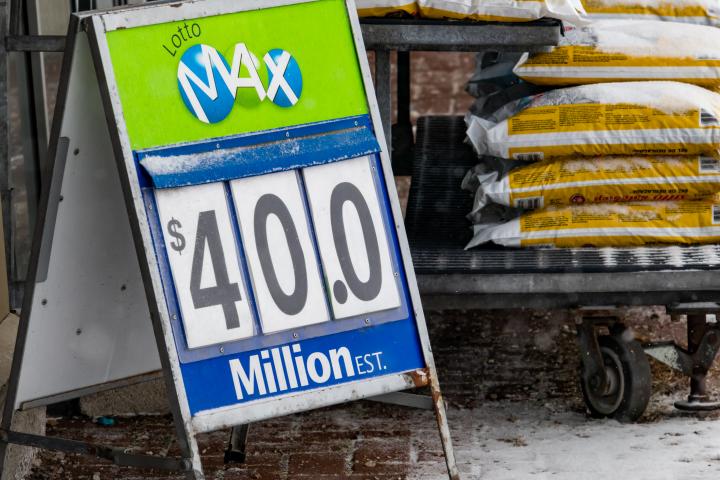 Imagen de archivo de un cartel de la lotería canadiense Lotto Max, en Ottawa.