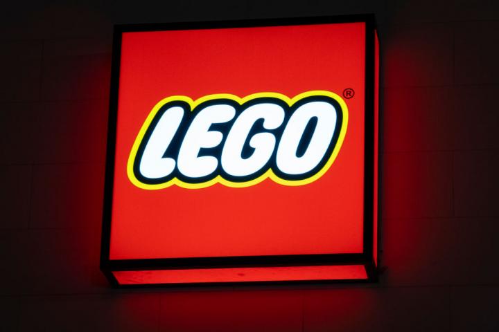 Letrero luminoso con el logotipo de Lego, en un establecimiento en EEUU.