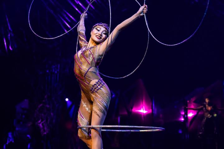 Yan “Joann” Zhuang y el hula hoop en Alegría