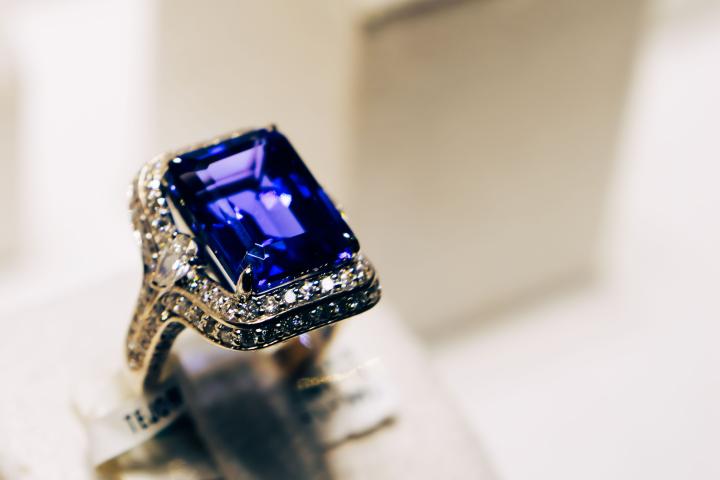 Anillo preciosos de lujo.