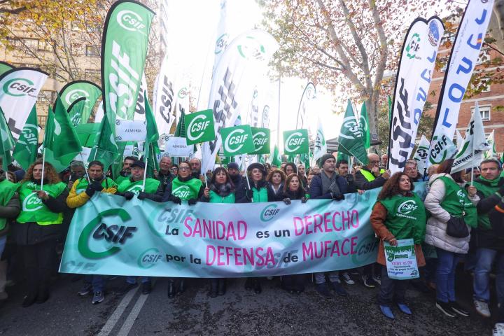 Miles de personas durante una concentración, frente a la Dirección General de Muface de Madrid