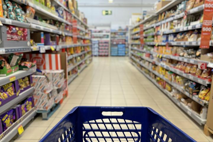 Foto de archivo de un carro de la compra en un supermercado.