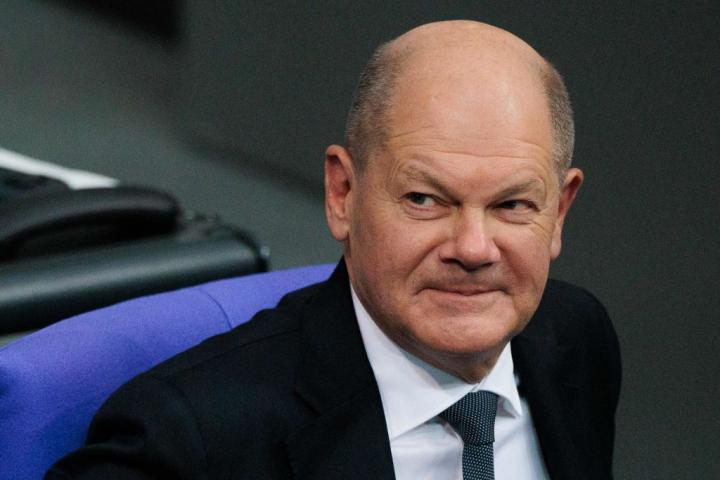 Olaf Scholz, con gesto contrariado durante el debate este lunes