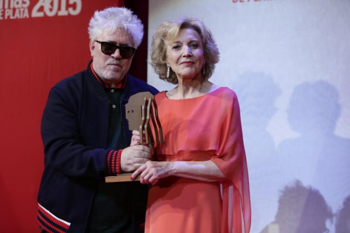 El director Pedro Almodóvar y la actriz Marisa Paredes durante los premios Fotogramas de Plata 2015 en Madrid.