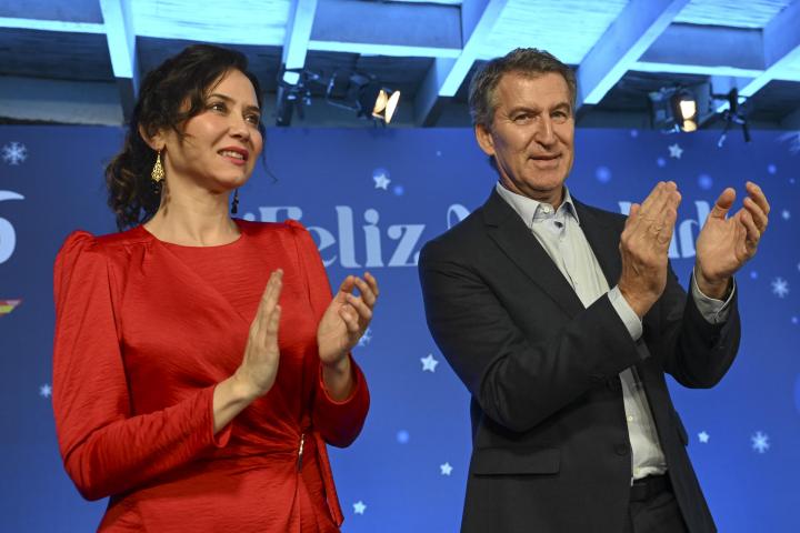 El líder del Partido Popular, Alberto Núñez Feijóo, y la presidenta madrileña, Isabel Díaz Ayuso en la cena de Navidad del Partido Popular de Madrid.