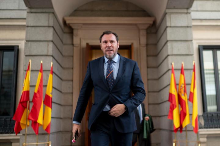 El ministro de Transportes, Óscar Puente, a su salida del Congreso en los actos institucionales por el Día de la Constitución.