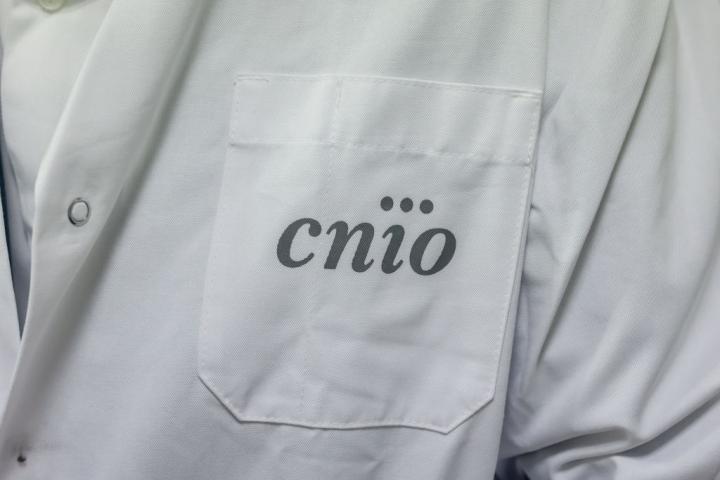 Imagen de archivo de una bata con el logo del CNIO.