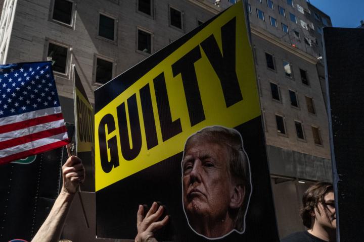 Un grupo de manifestantes celebran en Nueva York la sentencia contra Trump por el Caso Stormy Daniels.