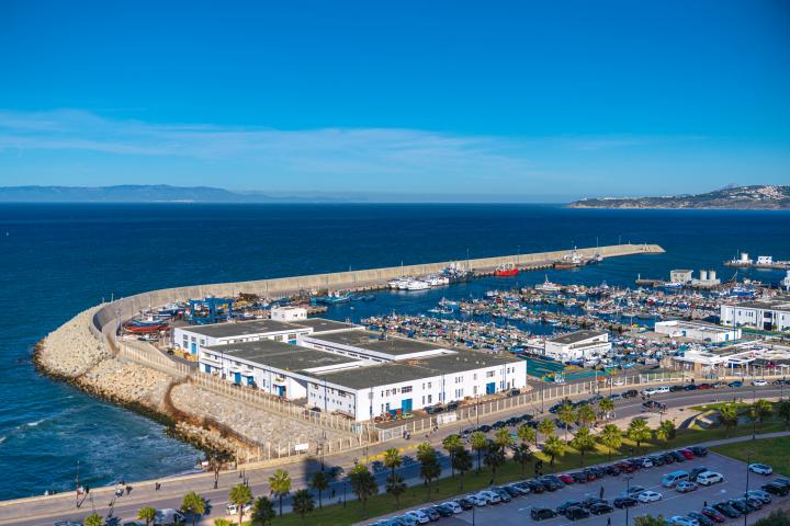 Un puerto de pescadores en Tánger, en Marruecos. Al fondo, las costas gaditanas del Estrecho.