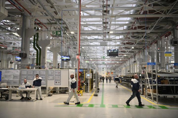 Vista de la nueva planta de ensamblaje de vehículos híbridos y PHEV eDCT de Stellantis Group el 10 de abril de 2024 en Turín, Italia.