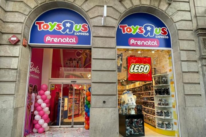 Exterior de la tienda de Toys 'R' Us que ha abierto en Barcelona.